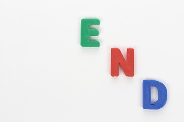 カラフルなENDの文字ブロック