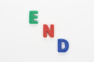 積み重ねられたENDの文字