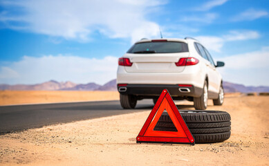 Soccorso stradale, automobile ferma e segnale di pericolo