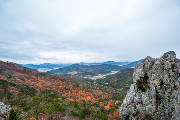 바위산 사이사이에 여러가지 색의 단풍.