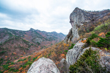 바위산 사이사이에 여러가지 색의 단풍.