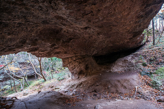 엄청나게 큰 바위밑에 돌로만든 산책길이 있다.