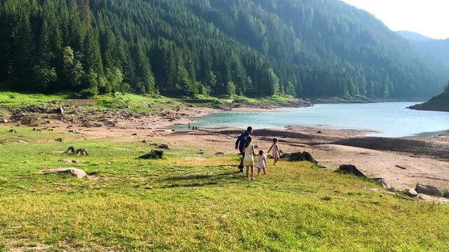 Un gruppo di bambini curiosi in riva al lago