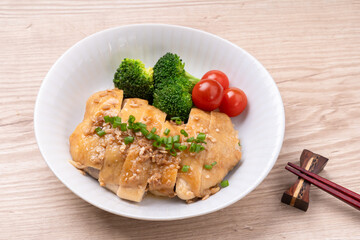 蒸し鶏（醤油こうじ漬け鶏）