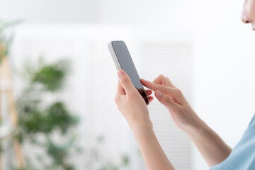 男性　ビジネス　スマートフォン　手元