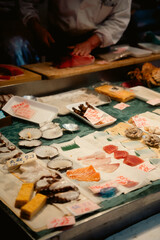 青森魚菜センターの新鮮なのっけ丼と市場の活気