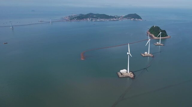 풍력 발전기가 있는 바다 풍경 