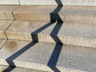 Ombre projet&eacute;e sur des marches d'escalier