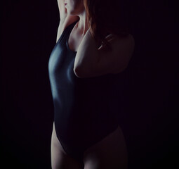 frau beim fotoshooting mit licht und schatten in einem badeanzug