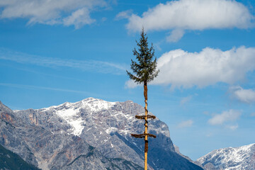 Maibaum vor den Bergen in Leogang / Österreich / Salzburger Land / Austria