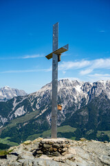 Gipfelkreuz am Großer Asitz und Berge in Leogang zum Wandern und Mountainbike fahren / Österreich / Salzburger Land / Austria