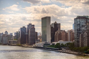 Obraz premium New York City skyline with United Nations Headquarters.