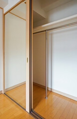 大きな鏡のあるクローゼット