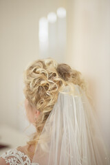 blonde Brautfrisur mit Schleier und Locken