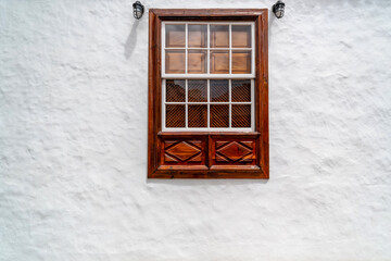 Historisches hölzernes Fenster im mediterranen Stil an einem alten Gebäude