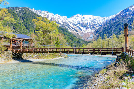 初夏の上高地　河童橋　長野県松本市　Kamikochi in early summer. Kappa Bridge. Nagano Pref, Matsumoto City.