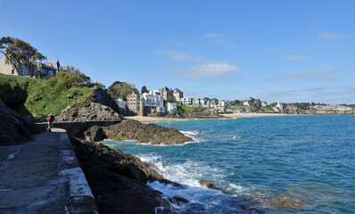 GR 34 le sentier des douaniers en Bretagne en France : de Saint-Malo à Lancieux (Dinard, plage de...