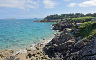 GR 34 le sentier des douaniers en Bretagne en France : de Saint-Malo à Lancieux (Dinard, plage de...