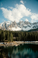 春の雪が残るドロミテの雄大な山岳風景