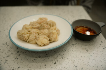 本場中国で味わう熱々のワンタン料理
