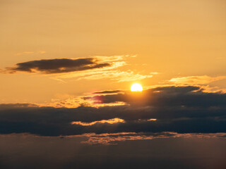 Wolkenhimmel bei Sonnenuntergang