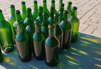 Crédence de cuisine  Used green glass bottles  © SEEN