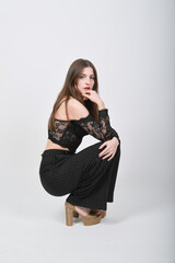 Fototapeta premium model coole pose bauchfreies top glamour elleganz wegmut freigestellt weißer hintergrund