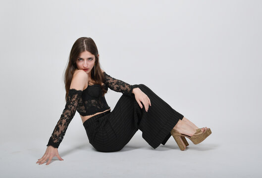 model, bauchfreies, top, legeree, casual, lookl business, cool, modern, sitzend, pose, fotoshooting, isoliert, katalog, frau, sch&ouml;nheit, gestalten, person, leute, sitzen, leitbild, haar, atelier, bekl