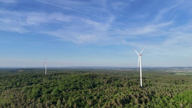 Wald mit Windkraftanlagen