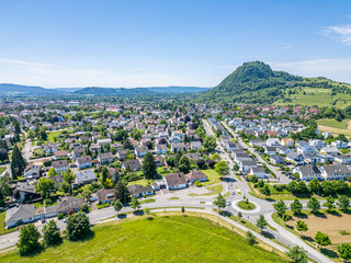 Luftaufnahme von Singen am Hohentwiel mit Blick auf die Nordstadt und die Burgruine Hohentwiel