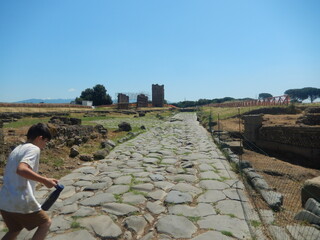 Gabii, via Prenestina, basolato, area archeologica, bambino