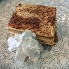 Vista de cerca de un tiramisú casero con nata