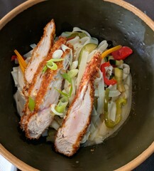 Gastronomía asiática. Vista de cerca de un bol con Pad thai con pollo rebozado 