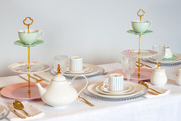 Elegant wedding table setting with pink peonies, gold cutlery, and crystal glassware, creating a romantic and sophisticated atmosphere.