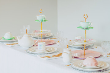 Elegant wedding table setting with pink peonies, gold cutlery, and crystal glassware, creating a romantic and sophisticated atmosphere.