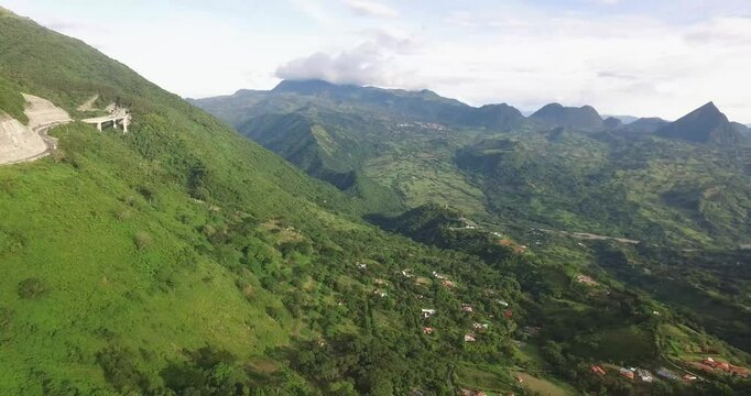 El T&uacute;nel de Amag&aacute;, tambi&eacute;n conocido como el T&uacute;nel La Siria, es una obra clave de infraestructura vial en el suroeste de Antioquia, Colombia. Forma parte del proyecto Pac&iacute;fico 1, una de las autopistas 