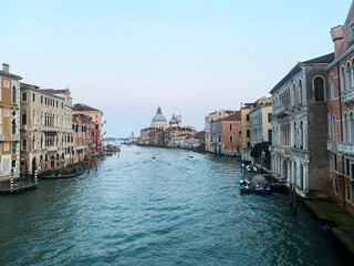 Atardecer en el Gran Canal de Venecia. Italia. Palacios. Basilica de Santa Maria