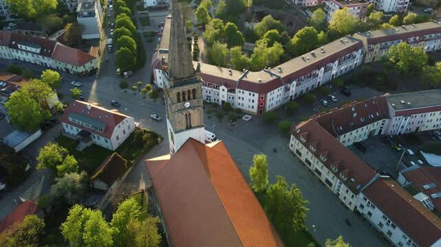 Sinkflug auf die Nikolaikirche in Oranienburg bei Abendsonne im. Sommer. Slow motion, langsamer Verkehr.