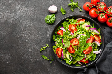 Salad with leaves, tomatoes, pepper and olive oil.