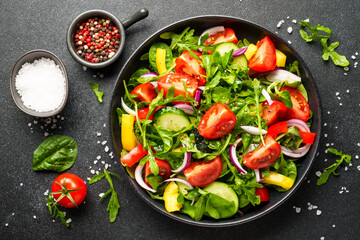 Salad with leaves, tomatoes, pepper and olive oil.
