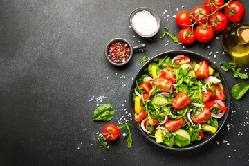 Salad with leaves, tomatoes, pepper and olive oil.