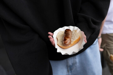 Bratwurst im Brötchen auf Einwegpappe