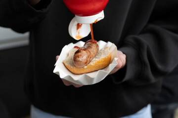 Bratwurst im Brötchen auf Einwegpappe