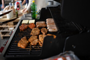 Grillfleisch und Bratwurst auf dem Rost