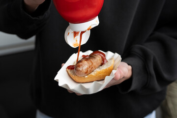 Bratwurst im Brötchen auf Einwegpappe