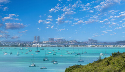 Obraz premium Caribbean cruise vacation, panoramic skyline of Saint Martin island from Pic Paradis lookout.