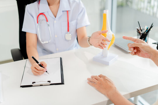 doctor who consults patients with osteoarthritis, arthritis, knee and joint pain, gout infection, tendon injuries, sprains or strains, torn cartilage, tendonitis, chronic stress, and knee muscle swell