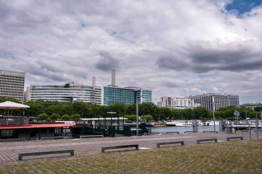 vue des quais de Seine dans la ville de Paris en France