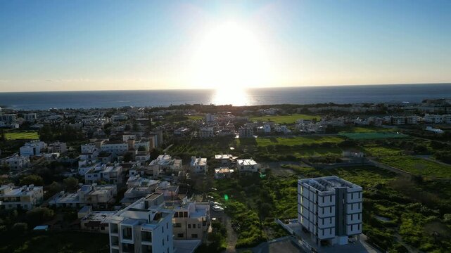 Sonne prallt aufs Meer in Zypern.