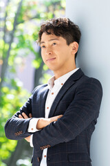 腕組みをして微笑む男性ビジネスマン